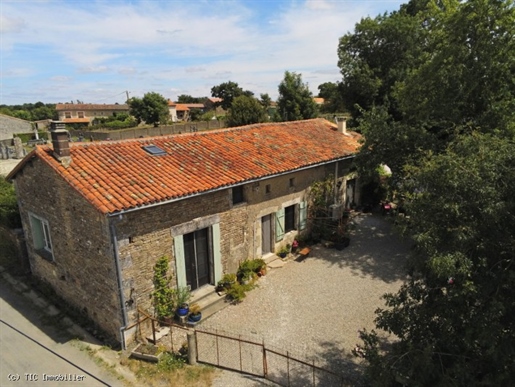 Jolie Maison de Village Avec Beau Jardin