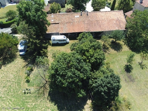 Belle Maison Ancienne avec Grand Terrain et Nombreuses Dépendances