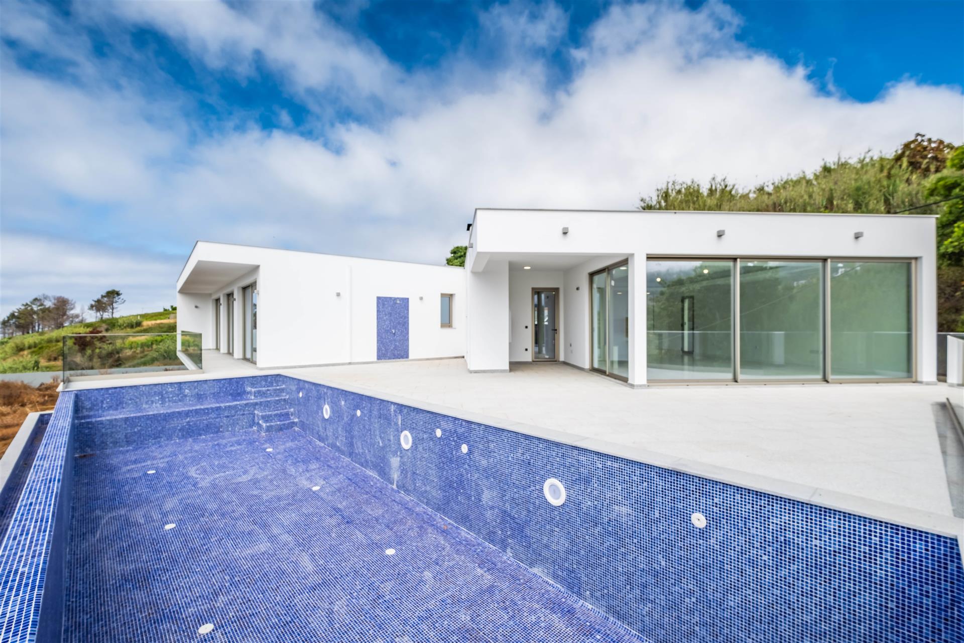 Brand new single-storey T3 villa with sea and mountain views - Raposeira, Fajã da Ovelha, Calheta