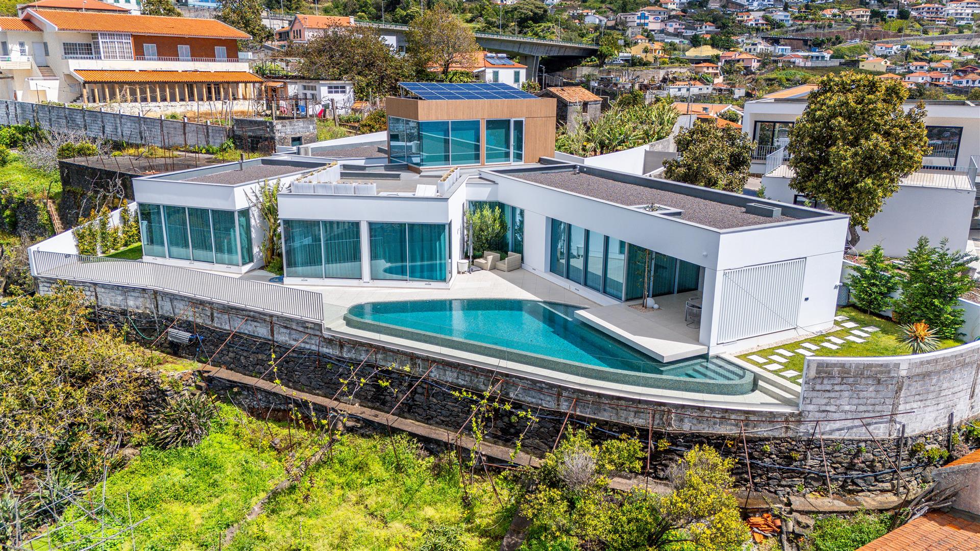 Luxury 4 Bedroom Villa with Ocean Views in São Gonçalo, Funchal