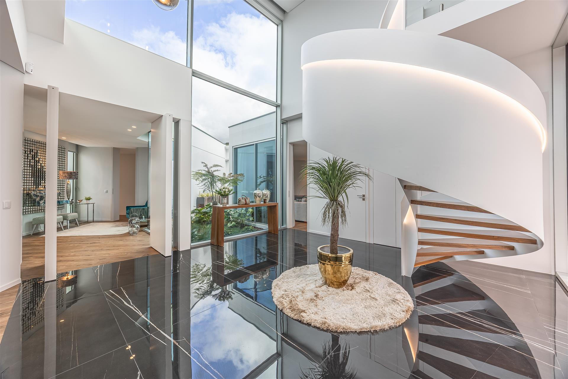 Luxury 4 Bedroom Villa with Ocean Views in São Gonçalo, Funchal