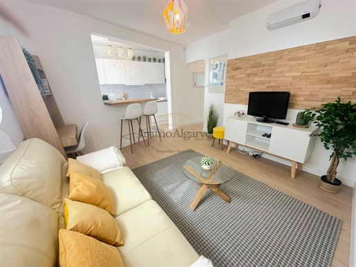 Renovated 1 bedroom flat a stone's throw from Peneco Beach