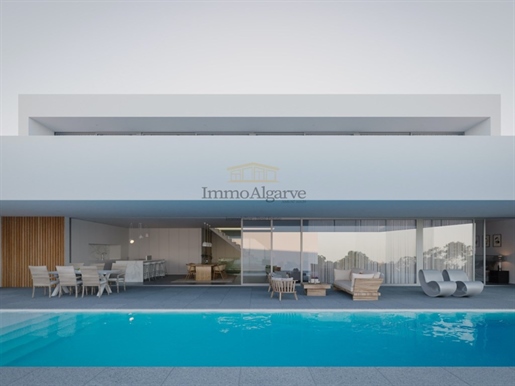 Grond met goedgekeurd project voor de bouw van een villa met zwembad