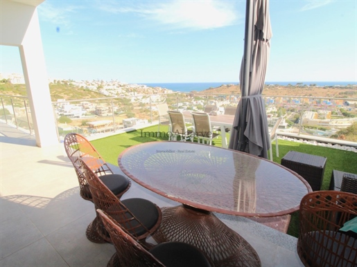 3 bedroom flat with large terrace sea view