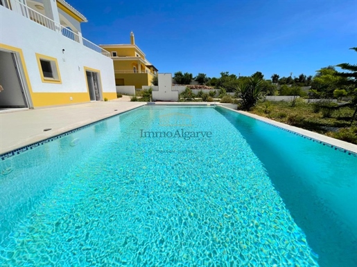 Magnífico chalet independiente de 3 dormitorios con piscina en Alcantarilha