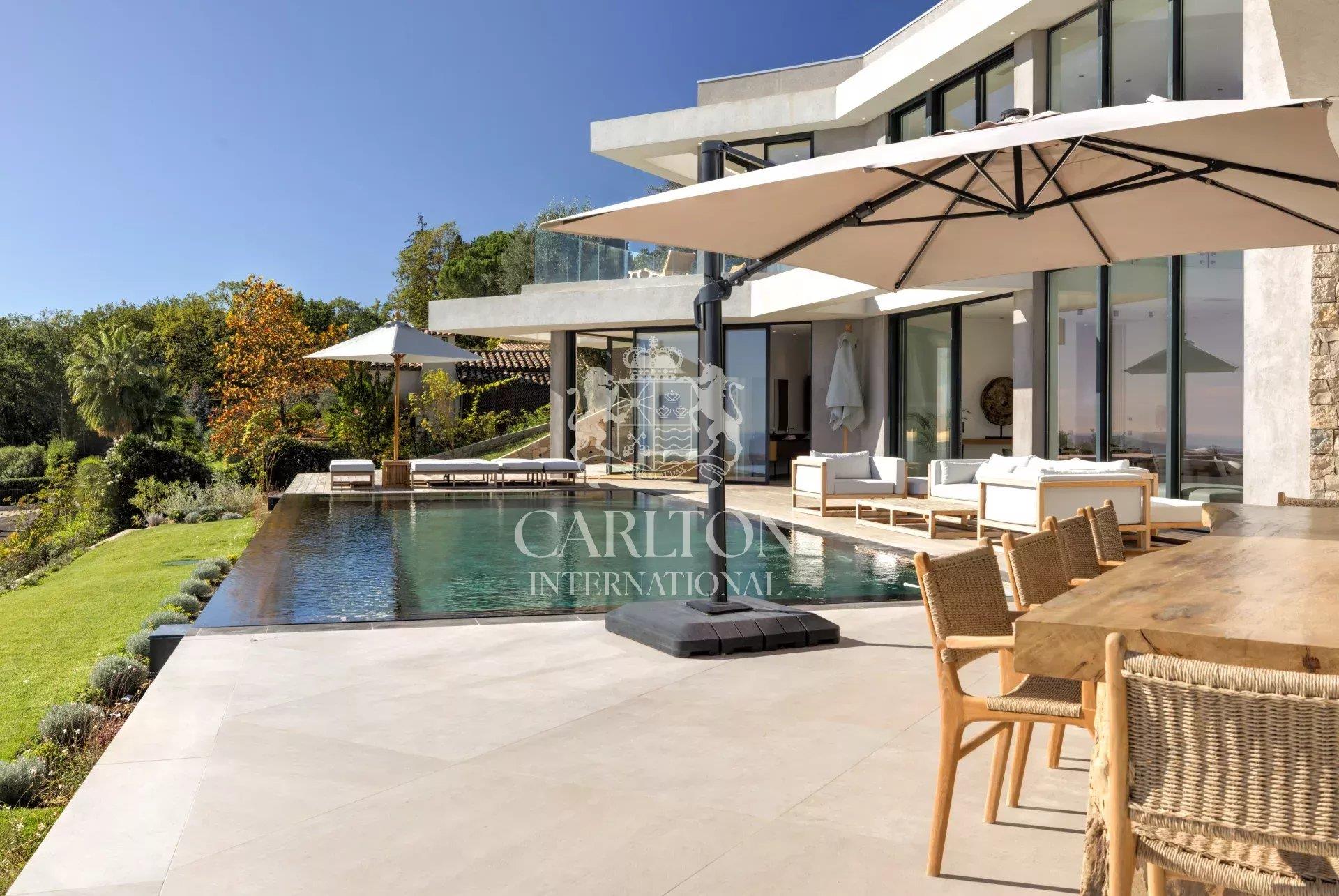 Villa contemporánea con vistas panorámicas al mar y al pueblo