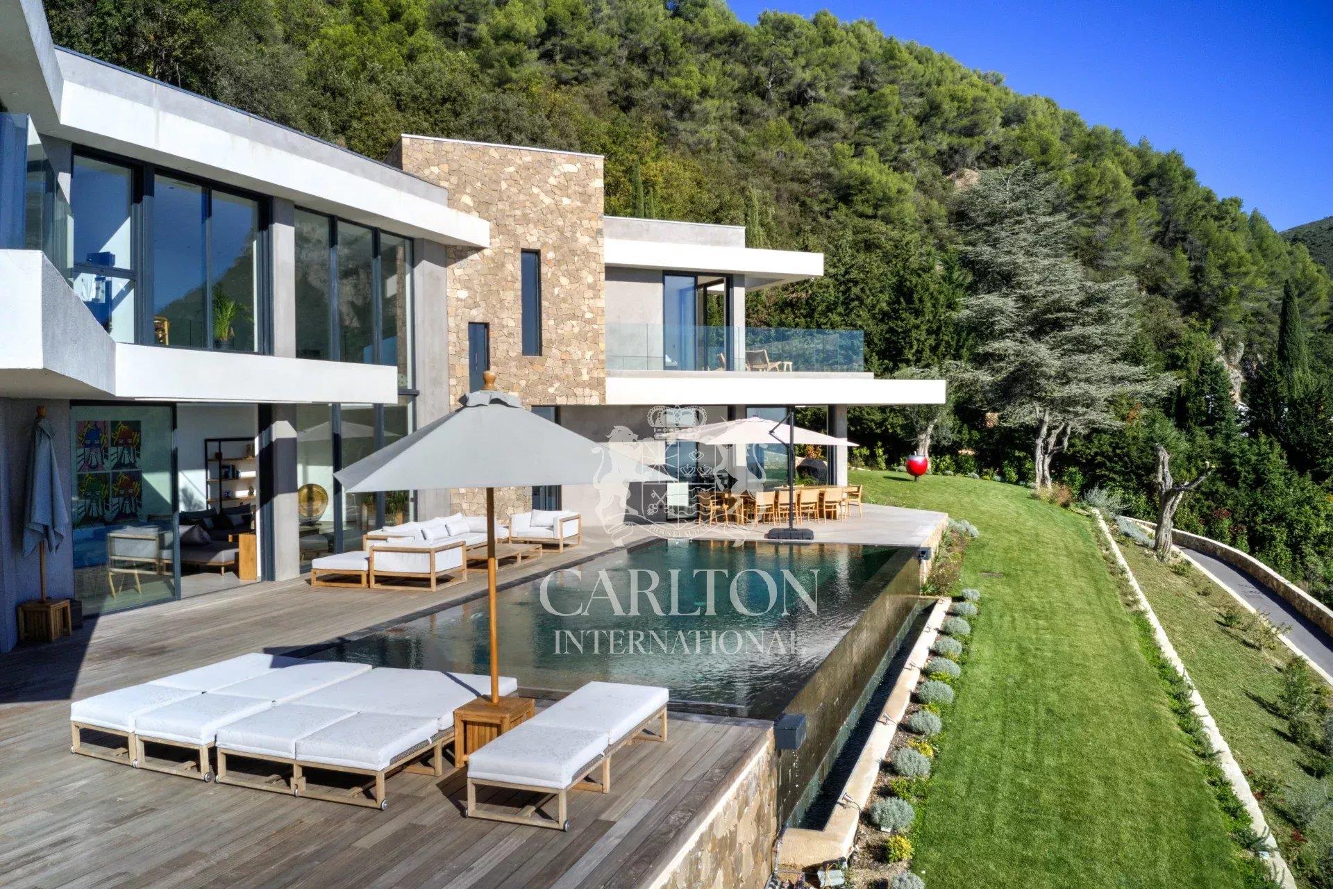 Villa contemporánea con vistas panorámicas al mar y al pueblo