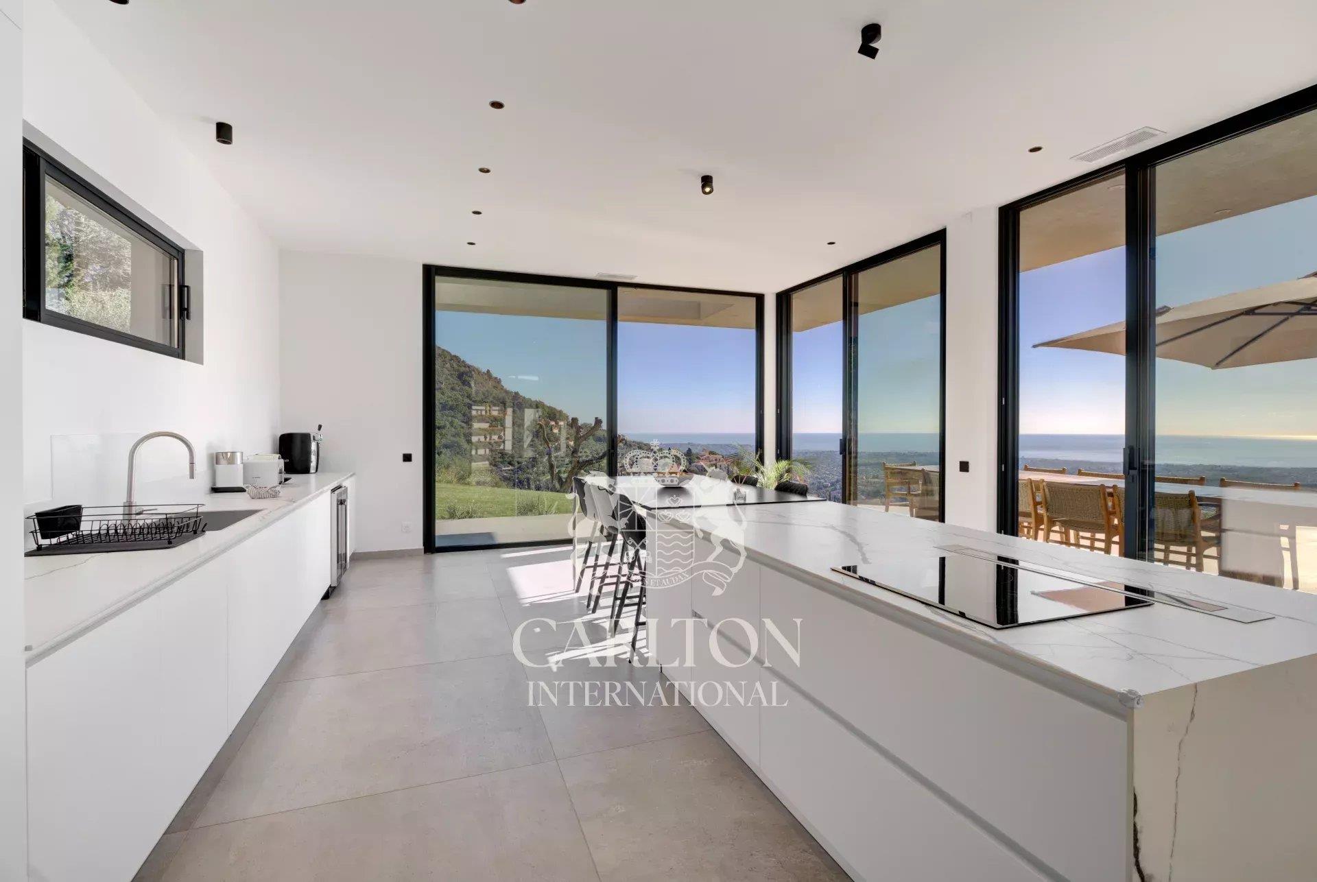 Villa contemporánea con vistas panorámicas al mar y al pueblo