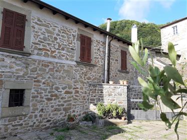 Odnowiony kamienny dom i ogród, z bajeczną ceną w Lunigiana !!!!