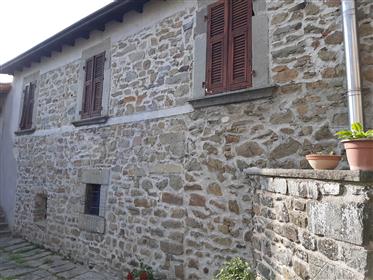 Casa ristrutturata in pietra e giardino , con prezzo da Favola in Lunigiana !!!!