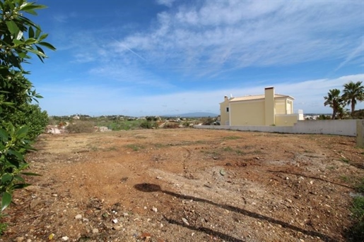 Land gelegen in het Atalaia-gebied met een goedgekeurd project voor een moderne villa met 5 slaapka