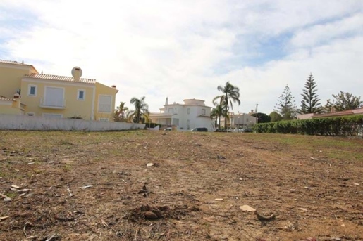 Land gelegen in het Atalaia-gebied met een goedgekeurd project voor een moderne villa met 5 slaapka