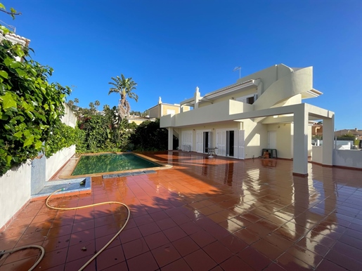 4 Bedroom Villa Located in Albardeira Just a Few Minutes Walk From the Meia Praia Beach