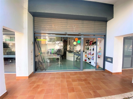 Commercial Shop Situated in Meia Praia near the Marina