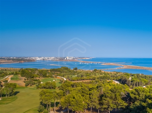 Terrain avec viabilité pour construire une villa sur le golf de Palmares, Odiaxere, Algarve