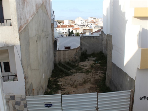 Parcela urbana con un área de construcción de 521m2, en el centro histórico de Lagos, Algarve