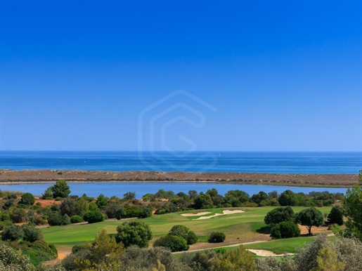 Terrain avec viabilité pour construire une villa sur le golf de Palmares, Odiaxere, Algarve