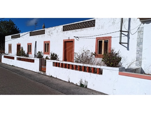Casa Térrea de 5 divisões para recuperar no Ameixial, Loule, Algarve