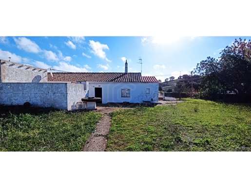 Maison de plain-pied avec 5 pièces à récupérer à Ameixial, Loule, Algarve
