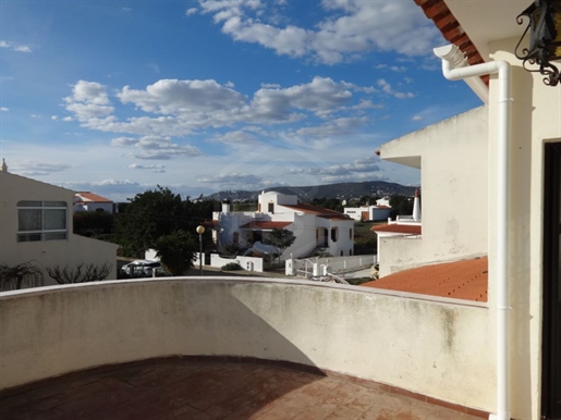 Moradia isolada com cinco quartos, Santa Bárbara de Nexe, Faro, Algarve