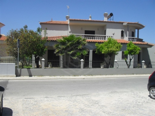 Moradia V4 com boa localização em Loulé, Algarve