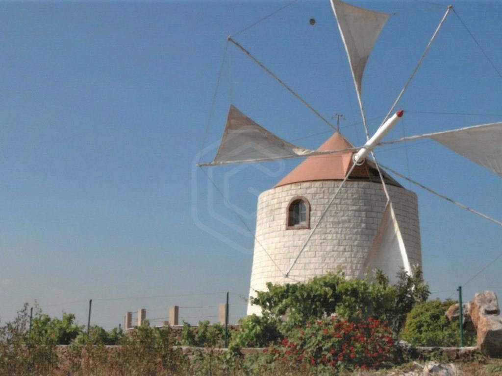 Centenary mill with views over the mountains, Santa Catarina, Algarve