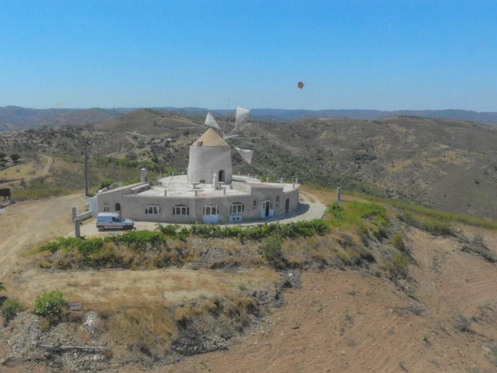 Centenary mill with views over the mountains, Santa Catarina, Algarve
