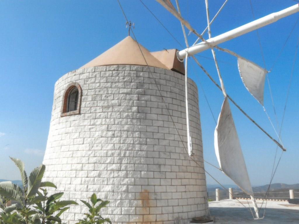 Centenary mill with views over the mountains, Santa Catarina, Algarve