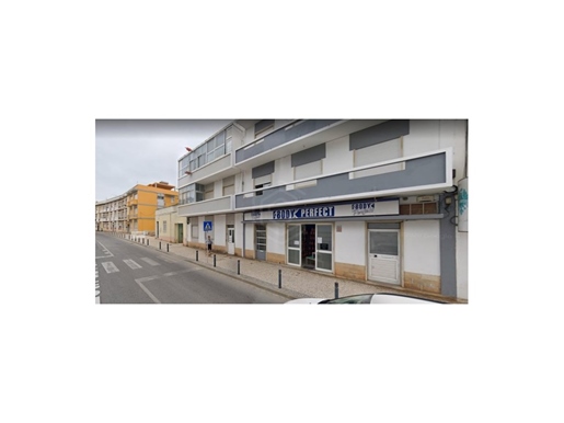 Building consisting of shop and 2 apartments, Faro, Algarve