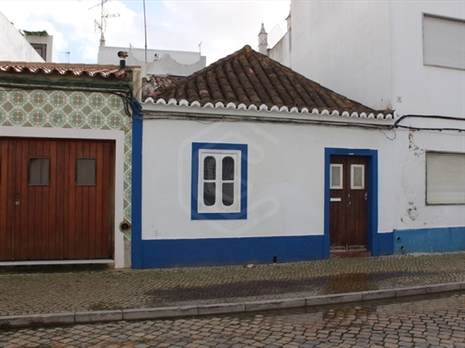 Villa traditionnelle de 2 chambres à récupérer dans le centre de Tavira, Algarve