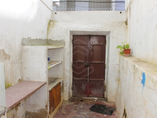 Villa traditionnelle de 2 chambres à récupérer dans le centre de Tavira, Algarve