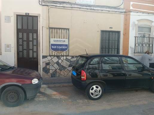 Moradia para reconstruir com projeto aprovado, centro, Faro, Algarve