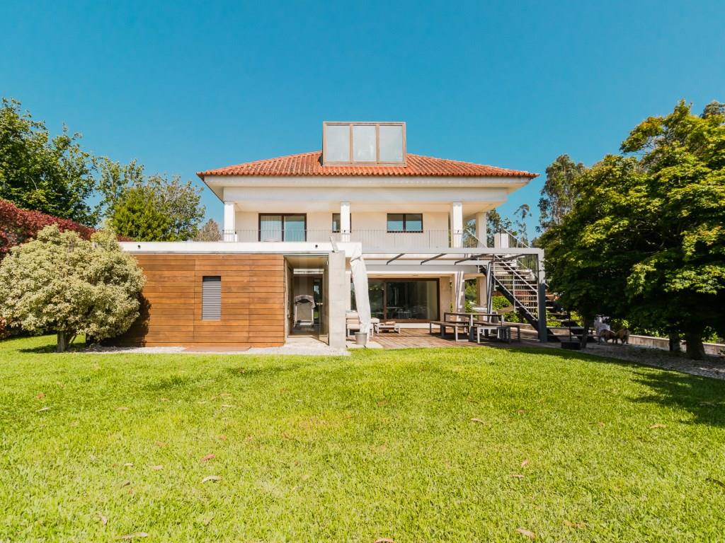 Fantastic 3 bedroom villa + office with swimming pool, sauna and beautiful outdoor spaces in Santa M