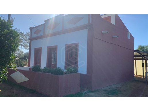 Chalet de 2 dormitorios para remodelar en Moncarapacho, Olhão