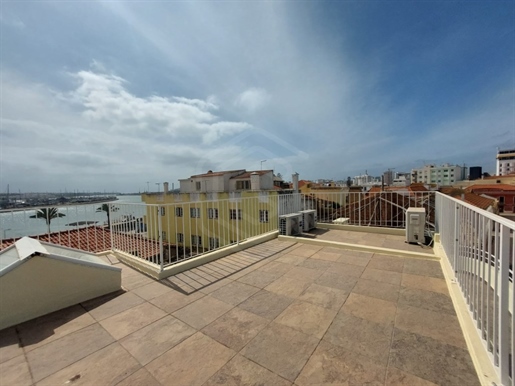 Villa de 3 étages située au cœur de la ville de Portimão, Algarve.