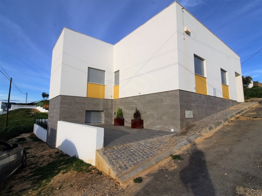 Detached house T2 +1 in Rasmalho, a few minutes from Portimão.