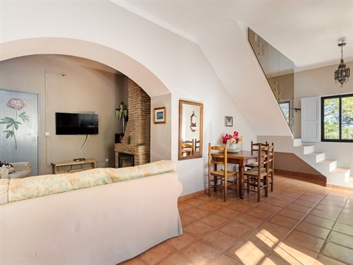 Moradia de 4 Quartos com Piscina e Vista Panorâmica, Loulé, Algarve