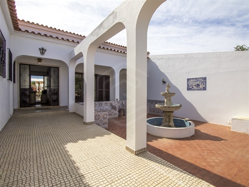 Villa de 3 + 1 chambre avec garage à Ferreiras à Albufeira, Algarve