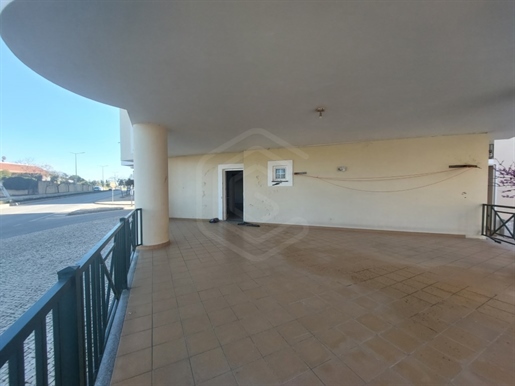 Appartement d'une chambre situé au centre, à environ 1 km de la plage à Armação de Pêra, Algarve.