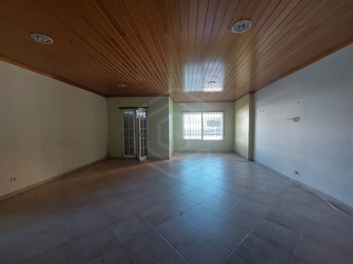 Appartement d'une chambre situé au centre, à environ 1 km de la plage à Armação de Pêra, Algarve.