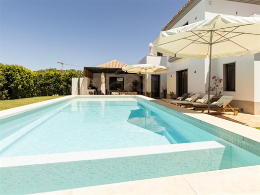 Moradia V4+1, com piscina aquecida, num lote de 2000m2 com vinha, Loulé, Algarve