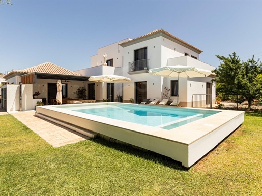 Moradia V4+1, com piscina aquecida, num lote de 2000m2 com vinha, Loulé, Algarve