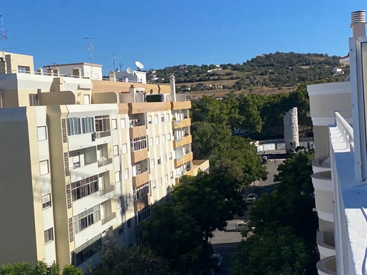 Apartamento T1 com Espaçoso Terraço no Coração de Loulé, Algarve