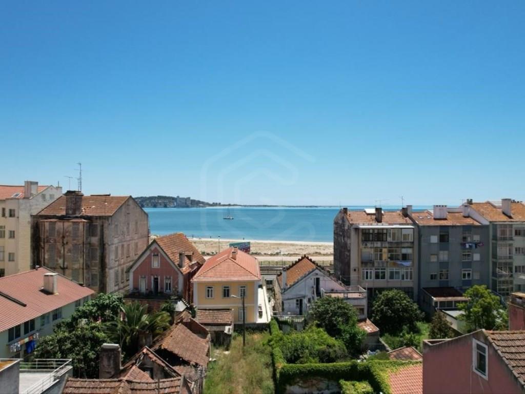 Apartment of 120 m2 with river view with approved project for 3 bedroom duplex with use of attic in