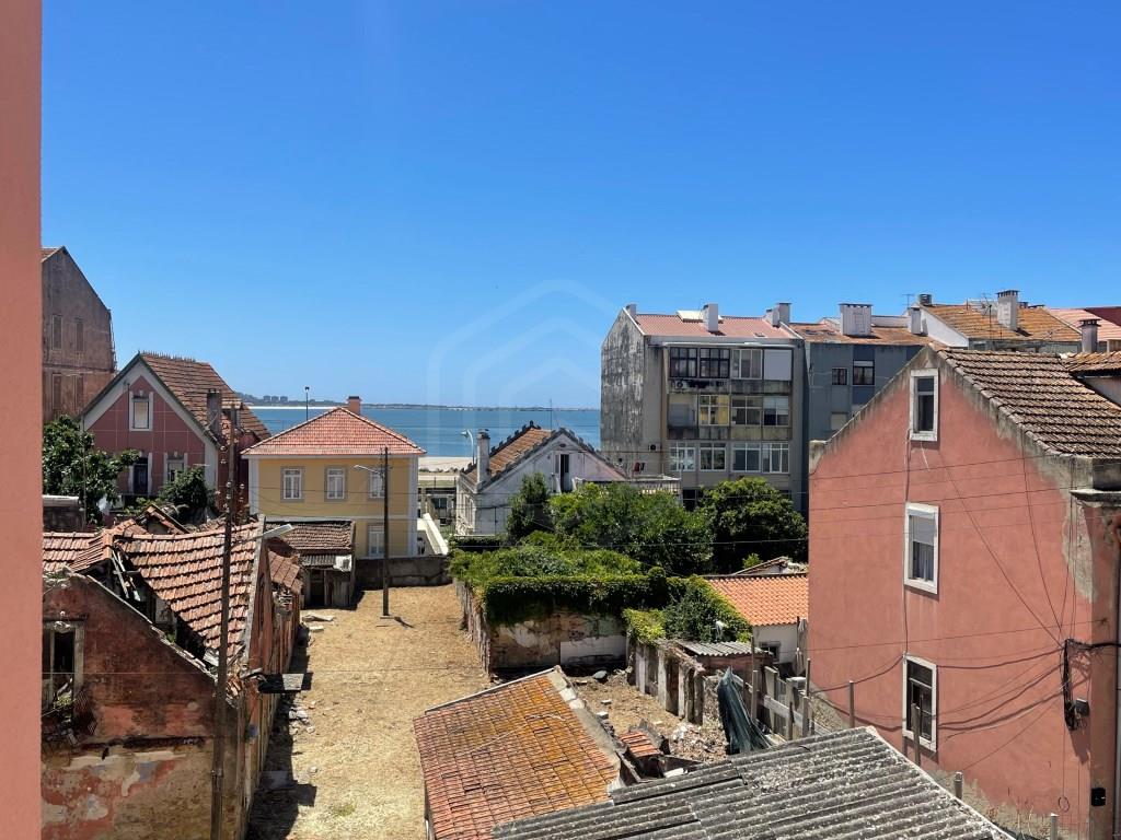 Apartment of 120 m2 with river view with approved project for 3 bedroom duplex with use of attic in