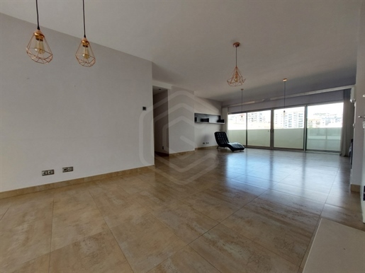 Appartement de 3 chambres avec 2 places de parking et toit-terrasse à Portimão, Algarve