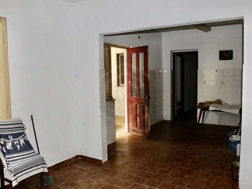 Maison de ville avec trois chambres, garage, dépendances et cour, Odiaxere ,Lagos, Algarve