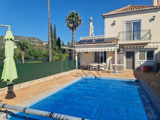 Excelente villa de 3 dormitorios con piscina en Santa Bárbara de Nexe, Algarve