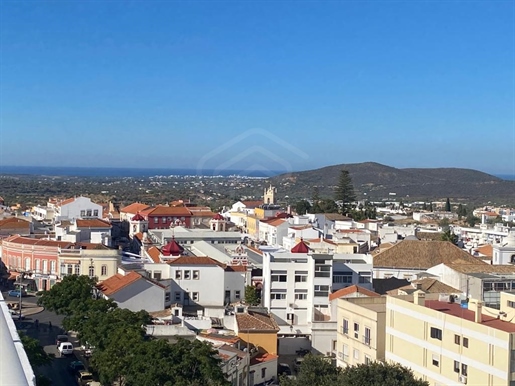 Espaçoso Apartamento T2 com Terraço e Vista Deslumbrante no Centro de Loulé, Algarve