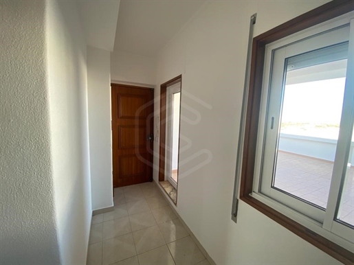 Espaçoso Apartamento T2 com Terraço e Vista Deslumbrante no Centro de Loulé, Algarve